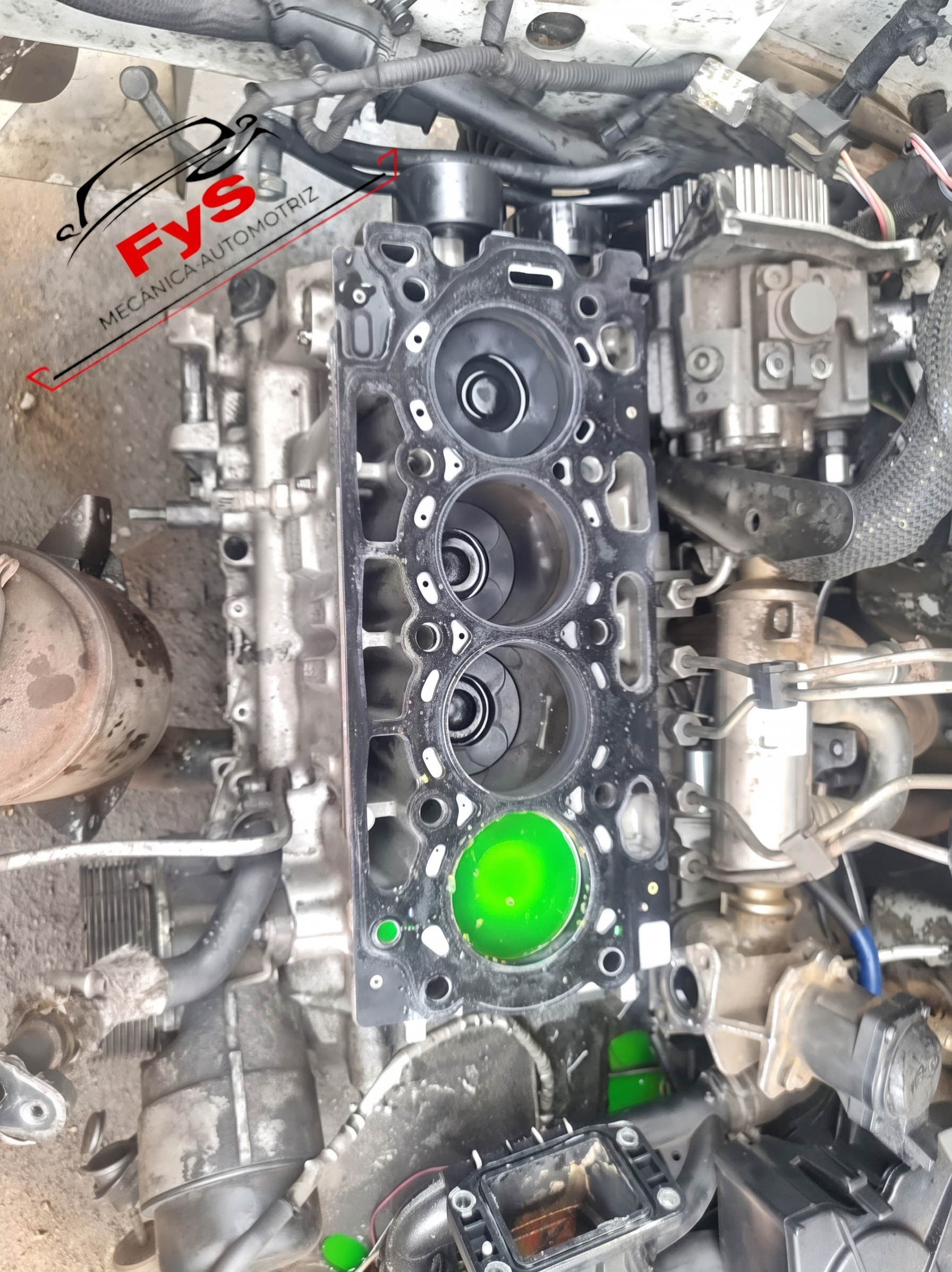 Culata de motor desmontada durante una reparación mayor