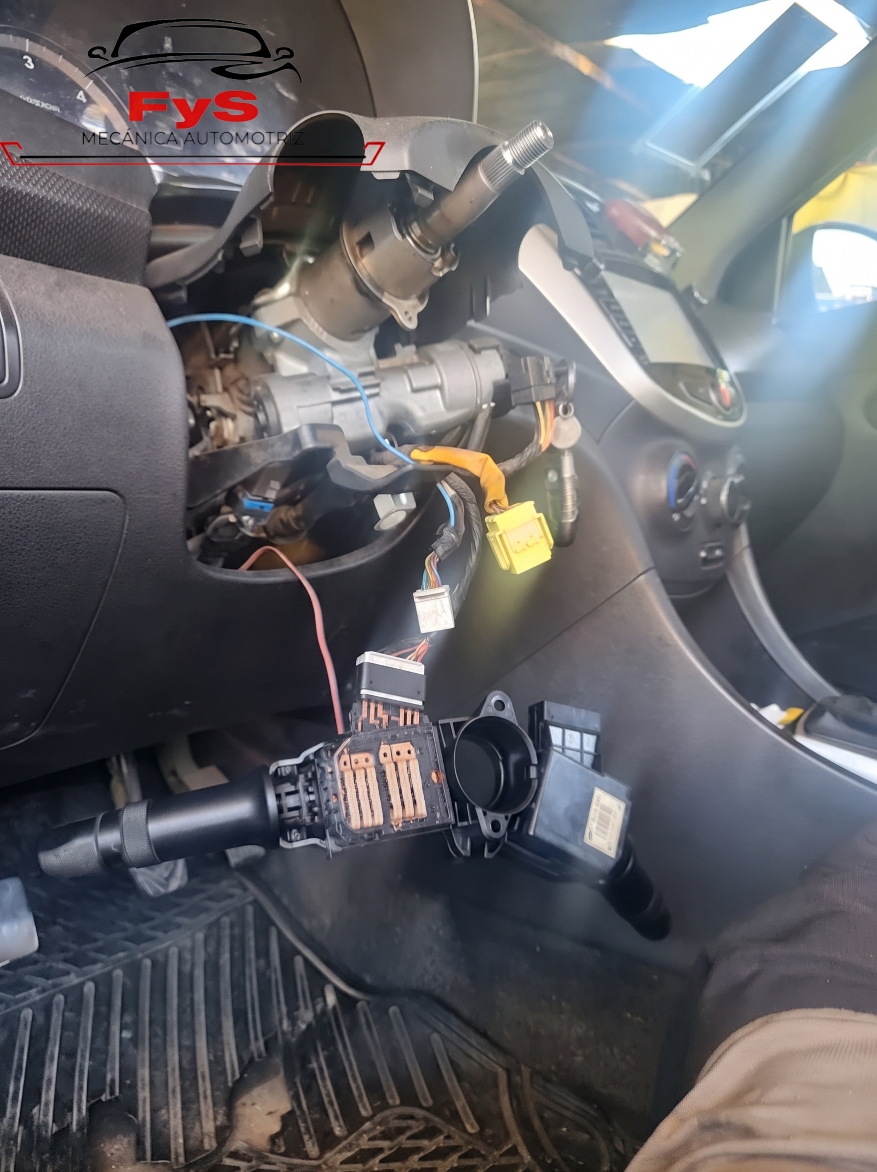Columna de dirección y cableado interior durante una reparación eléctrica