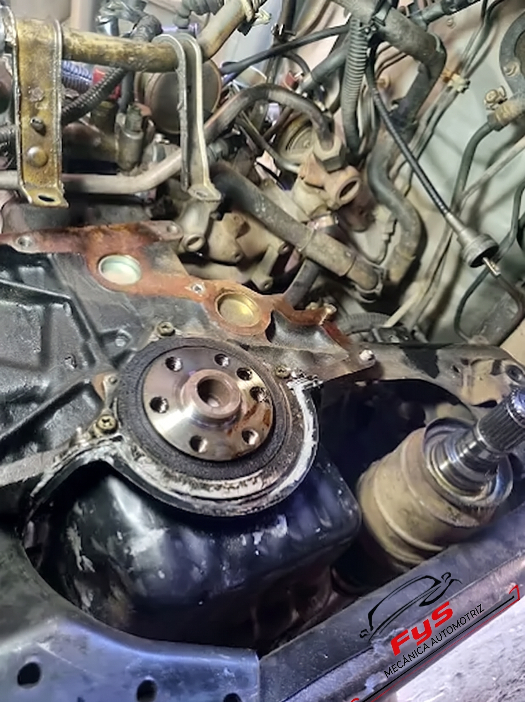 Vista del motor abierto con la polea de cigüeñal y el sistema de distribución