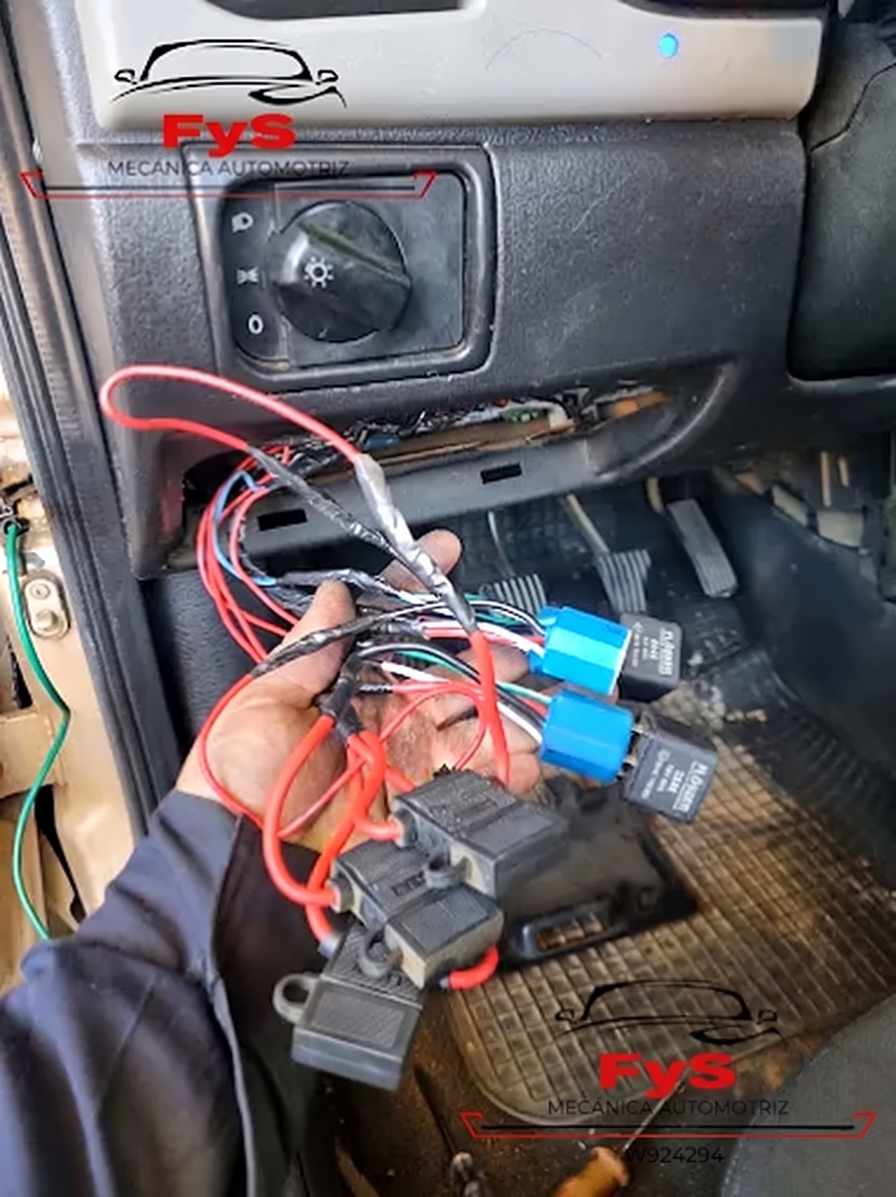Relés y arnés de cableado preparados durante una reparación eléctrica